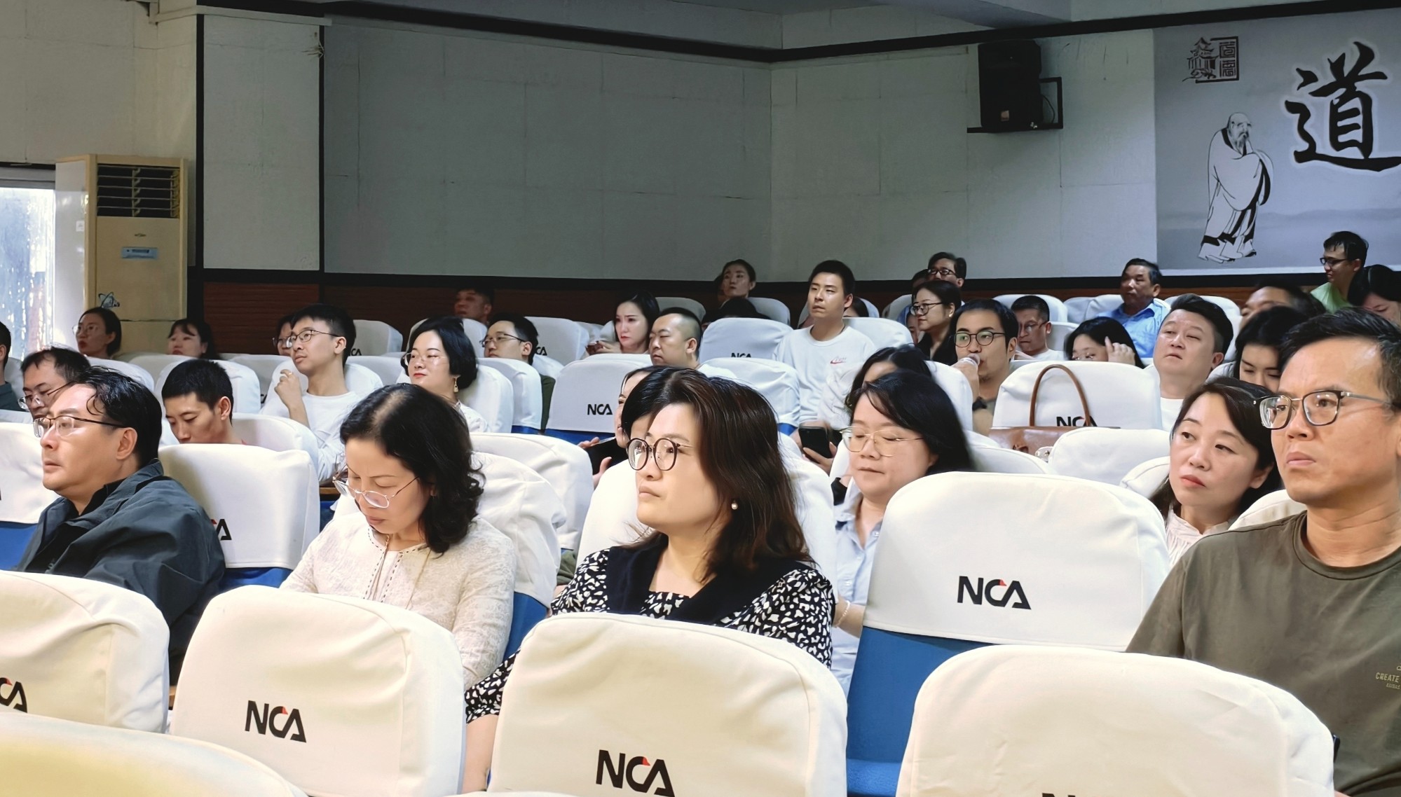 学校召开师德师风警示教育大会